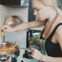 Cum afectează materialul oalei timpul de gătire pe inducție?