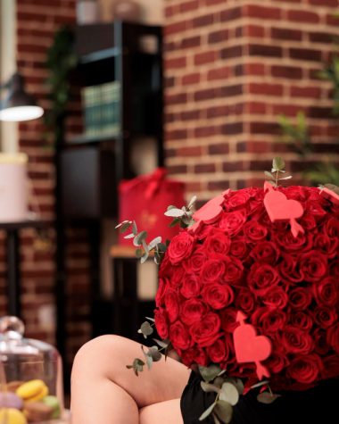 Buchetul trandafiri sclipici e o alegere bună pentru Valentine’s Day?